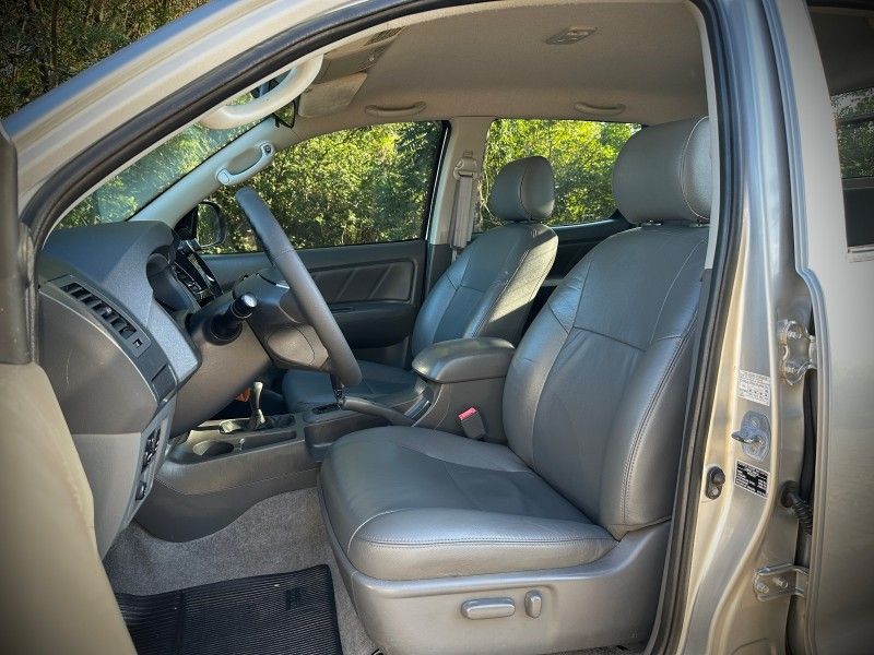 Toyota HILUX CAB.DUPLA SRV 3.0 TB-IC 2013 NEUMANN VEÍCULOS ARROIO DO MEIO / Carros no Vale