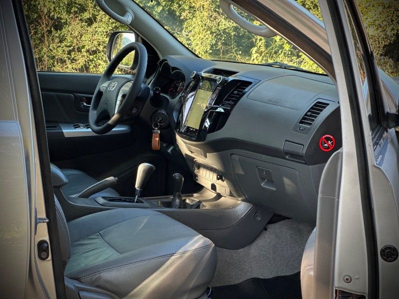 Toyota HILUX CAB.DUPLA SRV 3.0 TB-IC 2013 NEUMANN VEÍCULOS ARROIO DO MEIO / Carros no Vale