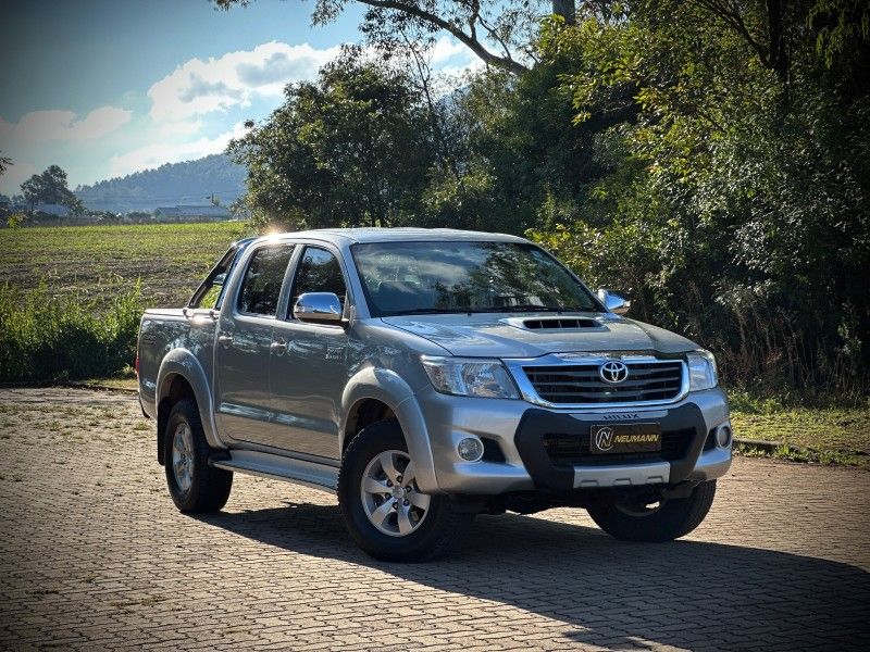 Toyota HILUX CAB.DUPLA SRV 3.0 TB-IC 2013 NEUMANN VEÍCULOS ARROIO DO MEIO / Carros no Vale