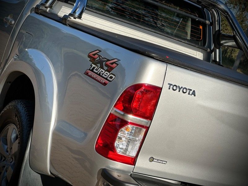 Toyota HILUX CAB.DUPLA SRV 3.0 TB-IC 2013 NEUMANN VEÍCULOS ARROIO DO MEIO / Carros no Vale