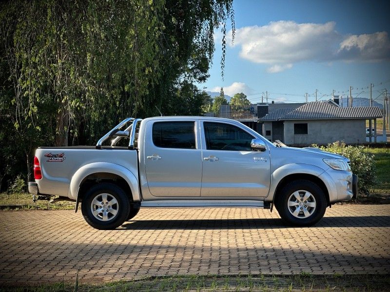 Toyota HILUX CAB.DUPLA SRV 3.0 TB-IC 2013 NEUMANN VEÍCULOS ARROIO DO MEIO / Carros no Vale