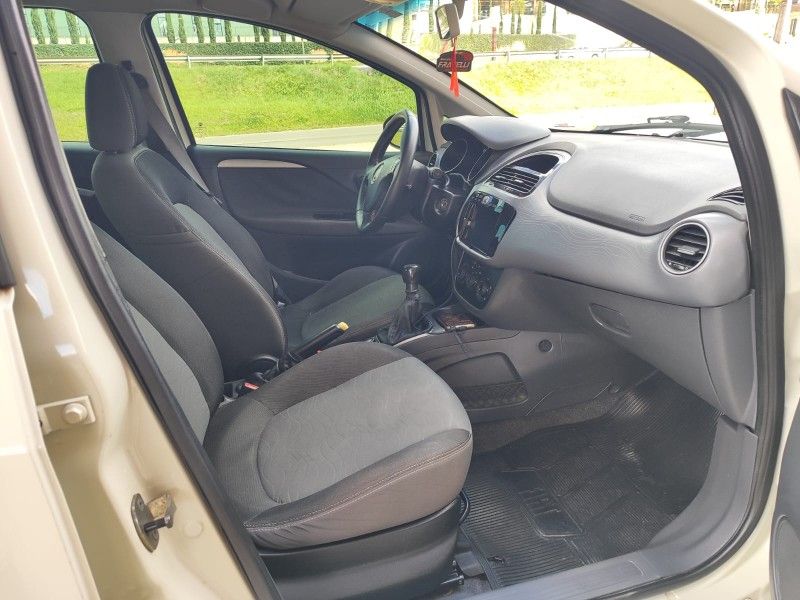 FIAT PUNTO 1.6 ESSENCE 16V 2014/2014 HUBNER MULTIMARCAS FARROUPILHA / Carros no Vale