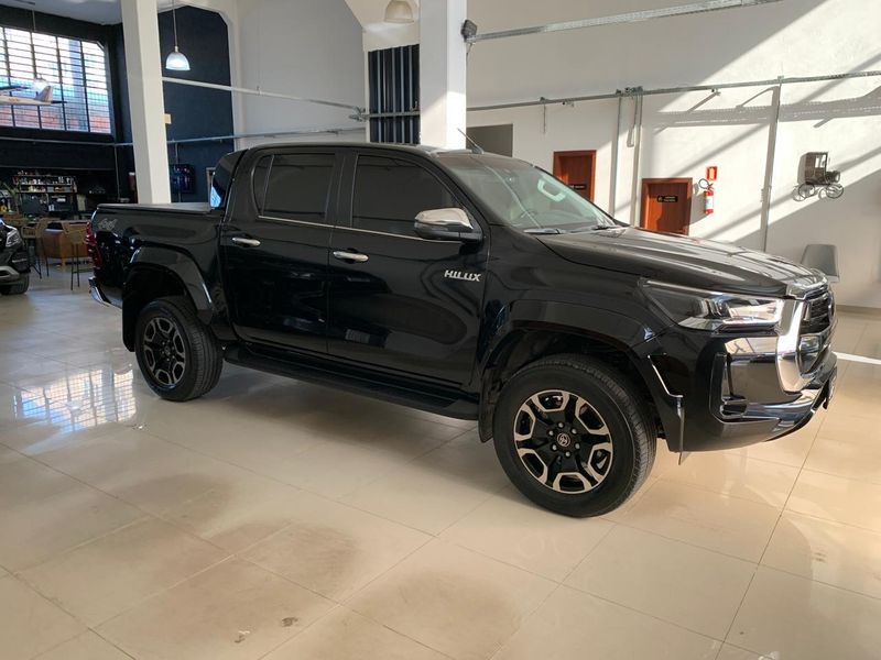 TOYOTA HILUX 2.8 D-4D TURBO DIESEL CD SRX 4X4 AUTOMÁTICO 2023/2024 FÁBIO BERNARDES PORTO ALEGRE / Carros no Vale TOYOTA HILUX 2.8 D-4D TURBO DIESEL CD SRX 4X4 AUTOMÁTICO 2023/2024 FÁBIO BERNARDES PORTO ALEGRE / Carros no Vale