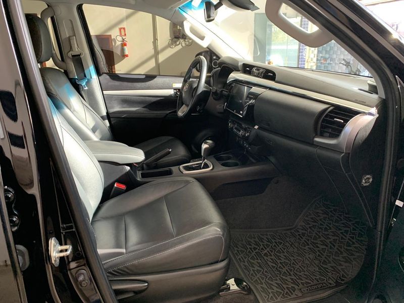TOYOTA HILUX 2.8 D-4D TURBO DIESEL CD SRX 4X4 AUTOMÁTICO 2023/2024 FÁBIO BERNARDES PORTO ALEGRE / Carros no Vale TOYOTA HILUX 2.8 D-4D TURBO DIESEL CD SRX 4X4 AUTOMÁTICO 2023/2024 FÁBIO BERNARDES PORTO ALEGRE / Carros no Vale