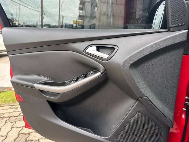 Ford Focus 1.6 S/SE/SE Plus Flex 8V/16V 5p 2014/2015 CONCEPT MOTORS PASSO FUNDO / Carros no Vale Ford Focus 1.6 S/SE/SE Plus Flex 8V/16V 5p 2014/2015 CONCEPT MOTORS PASSO FUNDO / Carros no Vale