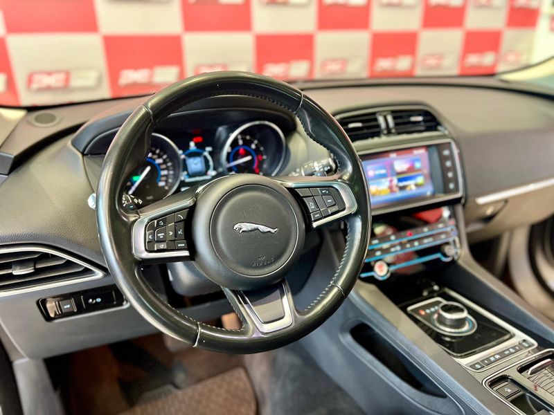 Jaguar F-Pace 2.0 Prestige 180cv 2017/2018 PC VEÍCULOS SANTA CRUZ DO SUL / Carros no Vale Jaguar F-Pace 2.0 Prestige 180cv 2017/2018 PC VEÍCULOS SANTA CRUZ DO SUL / Carros no Vale