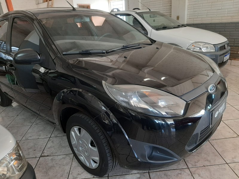 FORD FIESTA SEDAN 1.0 8V FLEX 4P 2011/2012 RENAUTO VEÍCULOS LAJEADO / Carros no Vale