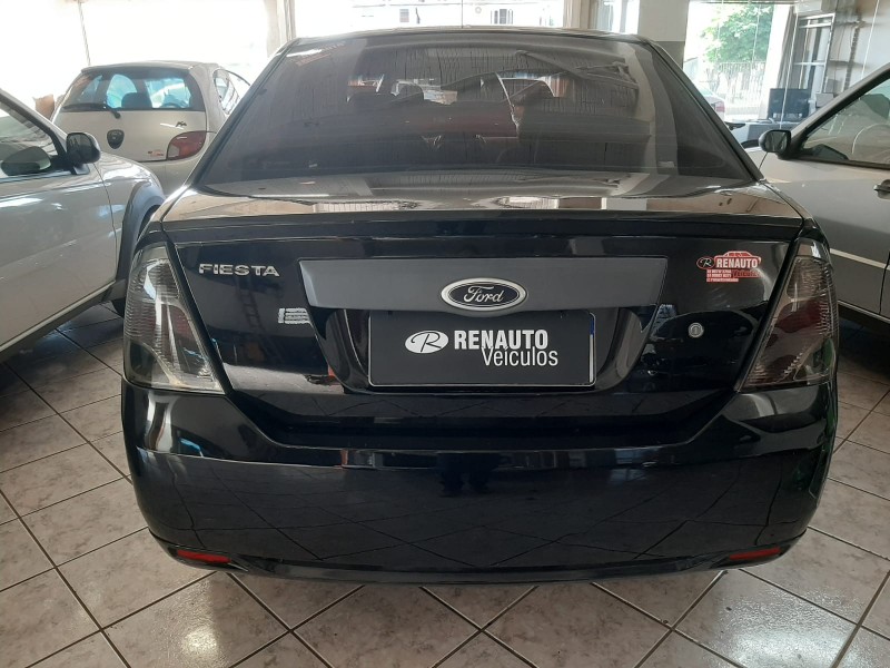 FORD FIESTA SEDAN 1.0 8V FLEX 4P 2011/2012 RENAUTO VEÍCULOS LAJEADO / Carros no Vale