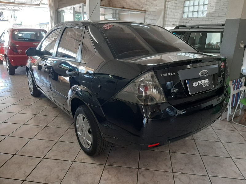 FORD FIESTA SEDAN 1.0 8V FLEX 4P 2011/2012 RENAUTO VEÍCULOS LAJEADO / Carros no Vale