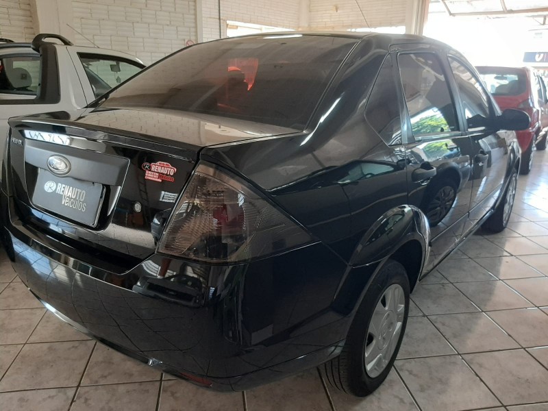 FORD FIESTA SEDAN 1.0 8V FLEX 4P 2011/2012 RENAUTO VEÍCULOS LAJEADO / Carros no Vale