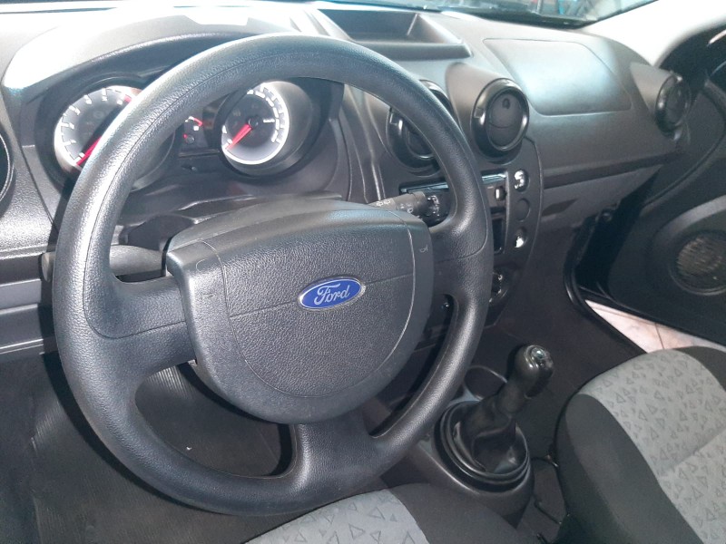 FORD FIESTA SEDAN 1.0 8V FLEX 4P 2011/2012 RENAUTO VEÍCULOS LAJEADO / Carros no Vale