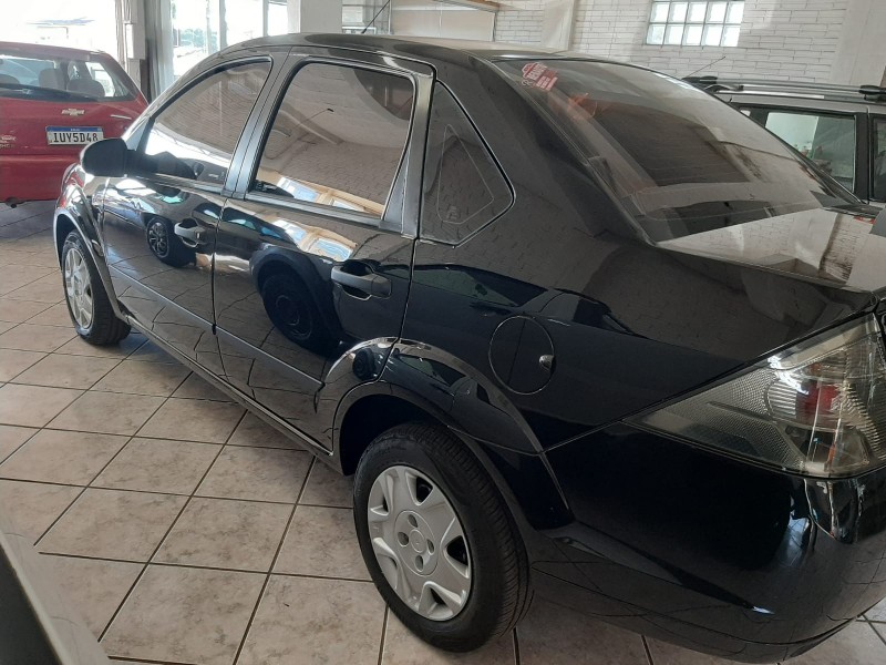 FORD FIESTA SEDAN 1.0 8V FLEX 4P 2011/2012 RENAUTO VEÍCULOS LAJEADO / Carros no Vale