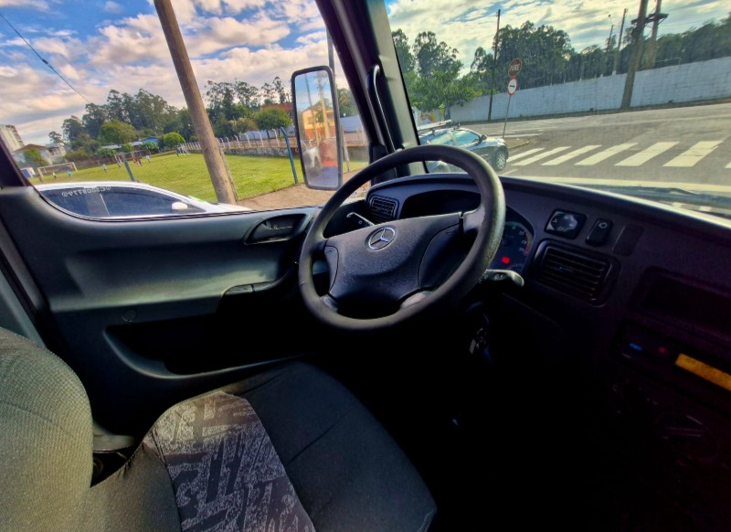 MERCEDES-BENZ CAMINHÕES MB 815 2012/2012 CRUZEIRO MULTIMARCAS CRUZEIRO DO SUL / Carros no Vale