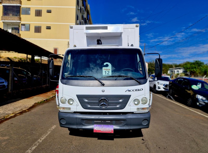 MERCEDES-BENZ CAMINHÕES MB 815 2012/2012 CRUZEIRO MULTIMARCAS CRUZEIRO DO SUL / Carros no Vale