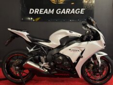 HONDA MOTOS CBR 1000 RR FIRE BLADE /2014 EXCLUSIVO VEÍCULOS SANTA CRUZ DO SUL / Carros no Vale