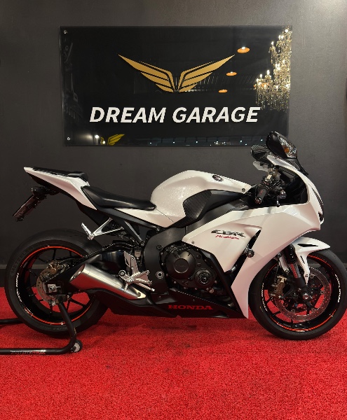HONDA MOTOS CBR 1000 RR FIRE BLADE /2014 EXCLUSIVO VEÍCULOS SANTA CRUZ DO SUL / Carros no Vale