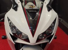 HONDA MOTOS CBR 1000 RR FIRE BLADE /2014 EXCLUSIVO VEÍCULOS SANTA CRUZ DO SUL / Carros no Vale