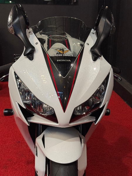 HONDA MOTOS CBR 1000 RR FIRE BLADE /2014 EXCLUSIVO VEÍCULOS SANTA CRUZ DO SUL / Carros no Vale