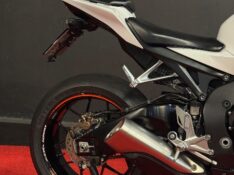 HONDA MOTOS CBR 1000 RR FIRE BLADE /2014 EXCLUSIVO VEÍCULOS SANTA CRUZ DO SUL / Carros no Vale