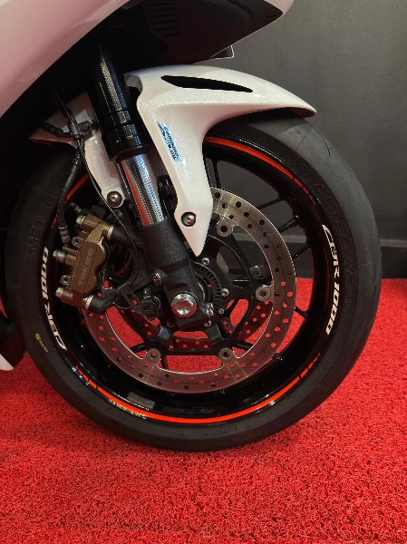 HONDA MOTOS CBR 1000 RR FIRE BLADE /2014 EXCLUSIVO VEÍCULOS SANTA CRUZ DO SUL / Carros no Vale