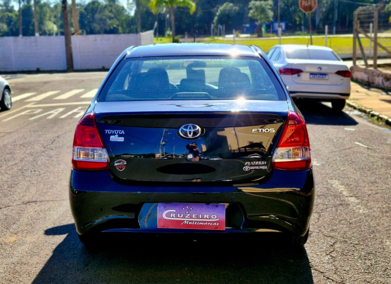 TOYOTA ETIOS 1.5 PLATINUM 2016/2017 CRUZEIRO MULTIMARCAS CRUZEIRO DO SUL / Carros no Vale