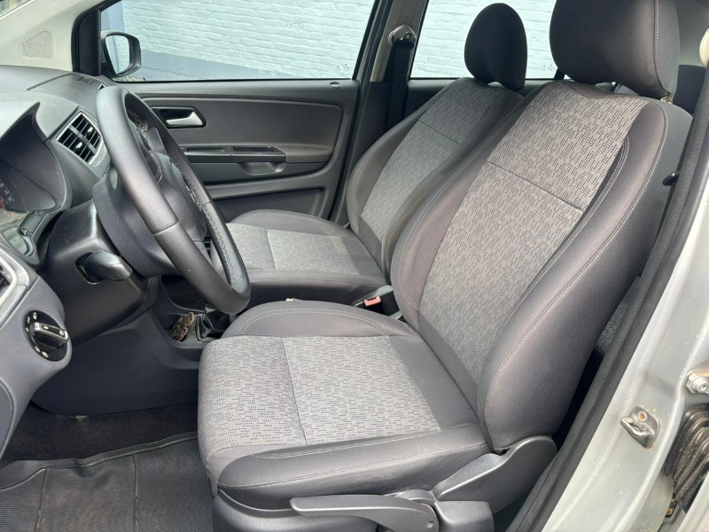 VOLKSWAGEN FOX 1.6 TREND 8V /2014 RT 811 VEÍCULOS ARROIO DO MEIO / Carros no Vale