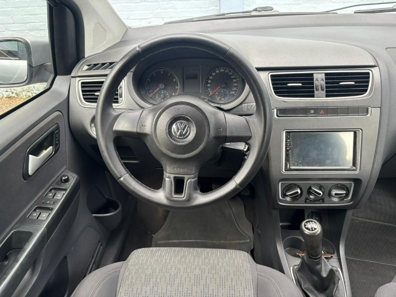 VOLKSWAGEN FOX 1.6 TREND 8V /2014 RT 811 VEÍCULOS ARROIO DO MEIO / Carros no Vale