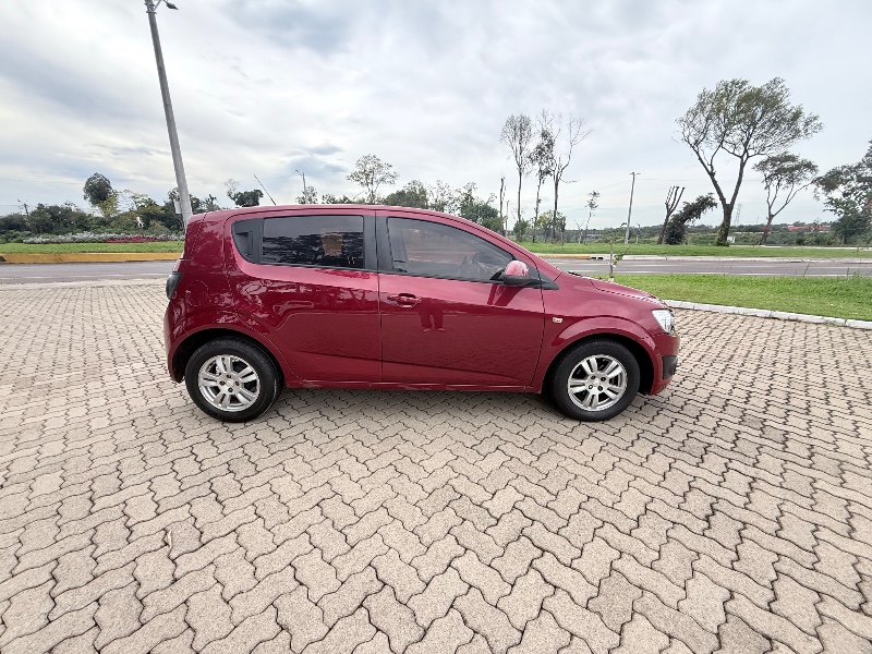 CHEVROLET SONIC 1.6 LT 16V FLEX 4P MANUAL 2014/2014 ELY AUTOMÓVEIS LAJEADO / Carros no Vale