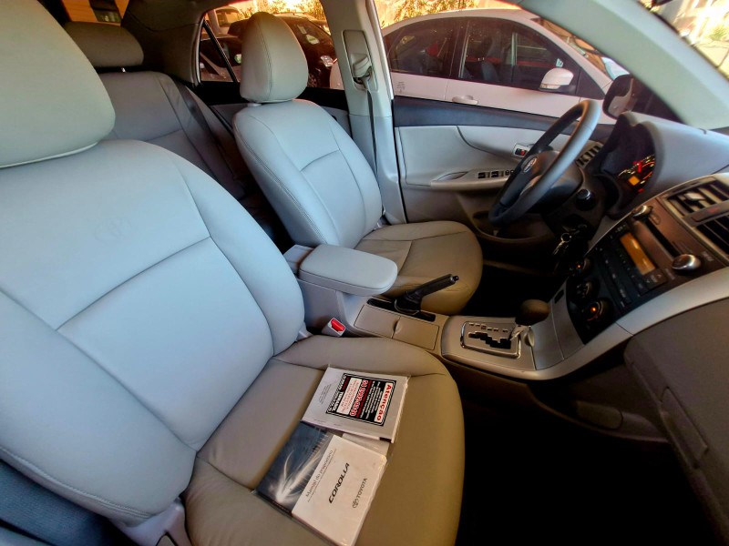 TOYOTA COROLLA 1.8 GLI 16V FLEX 4P AUTOMÁTICO 2013/2014 CRUZEIRO MULTIMARCAS CRUZEIRO DO SUL / Carros no Vale