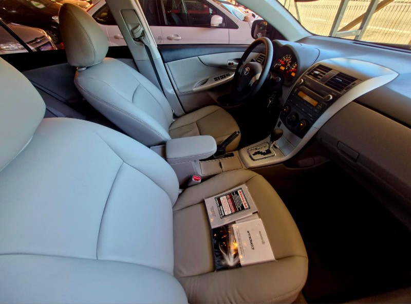 TOYOTA COROLLA 1.8 GLI 16V FLEX 4P AUTOMÁTICO 2013/2014 CRUZEIRO MULTIMARCAS CRUZEIRO DO SUL / Carros no Vale
