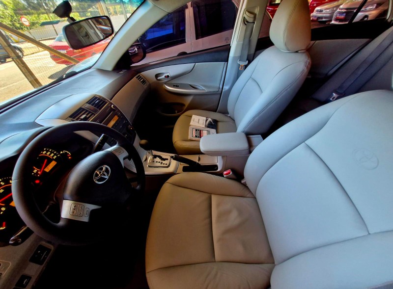 TOYOTA COROLLA 1.8 GLI 16V FLEX 4P AUTOMÁTICO 2013/2014 CRUZEIRO MULTIMARCAS CRUZEIRO DO SUL / Carros no Vale