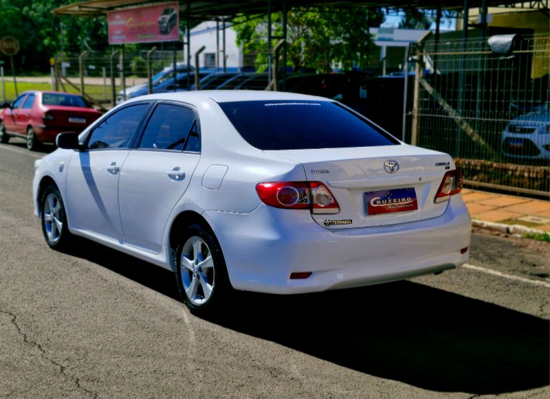TOYOTA COROLLA 1.8 GLI 16V FLEX 4P AUTOMÁTICO 2013/2014 CRUZEIRO MULTIMARCAS CRUZEIRO DO SUL / Carros no Vale