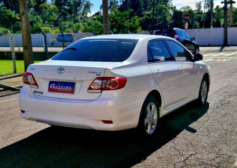 TOYOTA COROLLA 1.8 GLI 16V FLEX 4P AUTOMÁTICO 2013/2014 CRUZEIRO MULTIMARCAS CRUZEIRO DO SUL / Carros no Vale