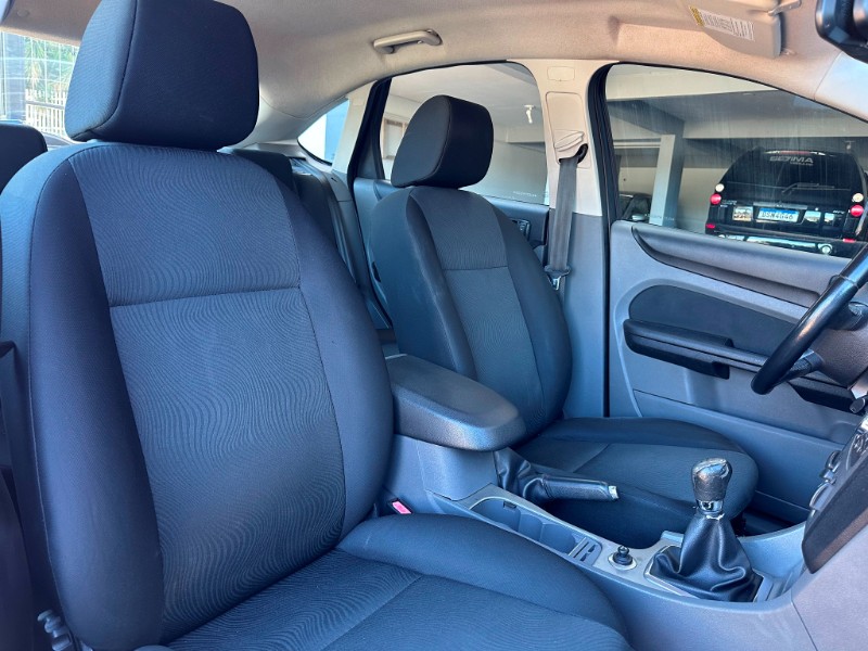 FORD FOCUS GLX 1.6 2012/2013 SÉTIMA VEÍCULOS GUAPORÉ / Carros no Vale
