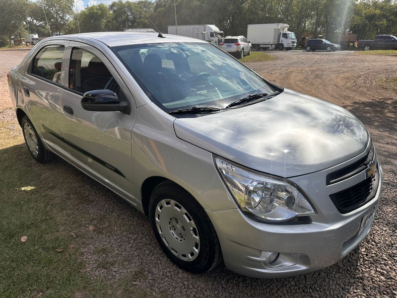 CHEVROLET COBALT 1.4 LS /2015 MENEGHINI VEÍCULOS ARROIO DO MEIO / Carros no Vale