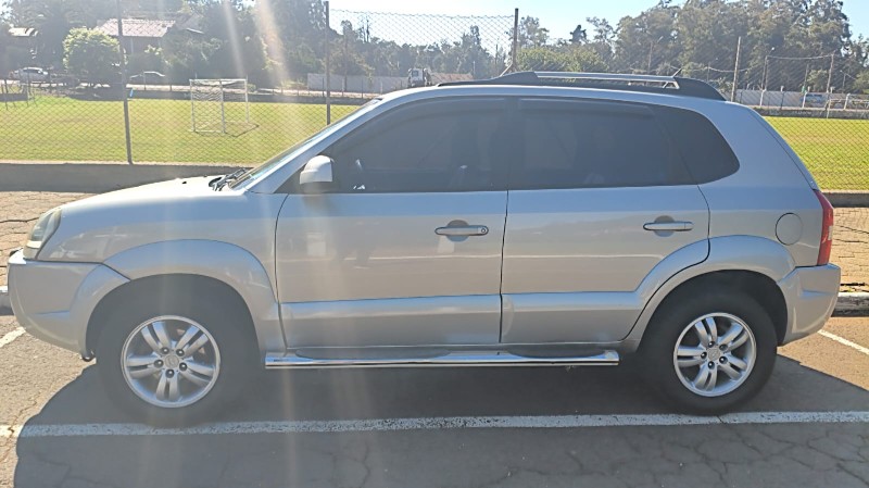 HYUNDAI TUCSON 2.0 16V MEC. 2007/2007 ADRIANO VEÍCULOS CRUZEIRO DO SUL / Carros no Vale