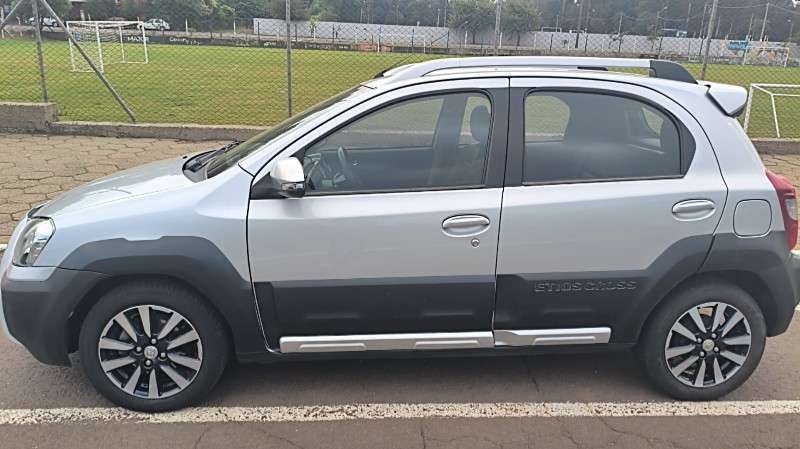 TOYOTA ETIOS 1.5 CROSS 2014/2015 ADRIANO VEÍCULOS CRUZEIRO DO SUL / Carros no Vale