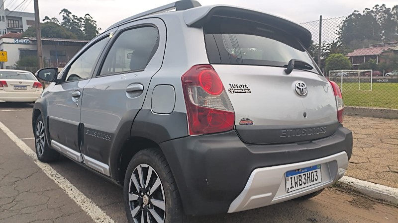 TOYOTA ETIOS 1.5 CROSS 2014/2015 ADRIANO VEÍCULOS CRUZEIRO DO SUL / Carros no Vale