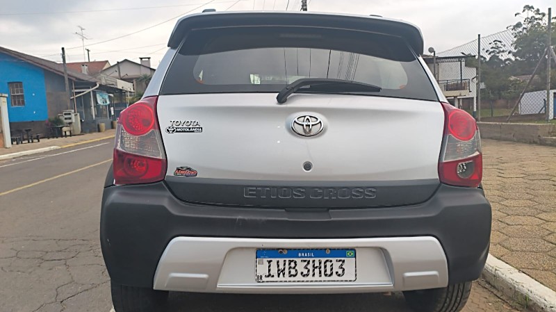 TOYOTA ETIOS 1.5 CROSS 2014/2015 ADRIANO VEÍCULOS CRUZEIRO DO SUL / Carros no Vale