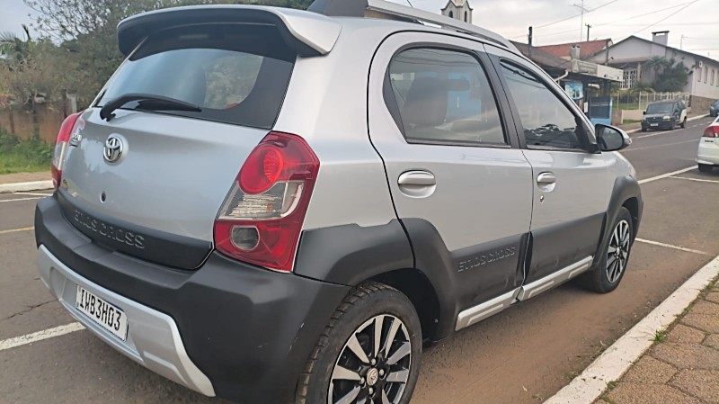 TOYOTA ETIOS 1.5 CROSS 2014/2015 ADRIANO VEÍCULOS CRUZEIRO DO SUL / Carros no Vale