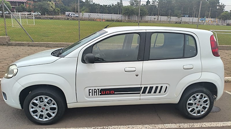 FIAT UNO 1.0 EVO VIVACE 8V FLEX 4P MANUAL 2012/2013 ADRIANO VEÍCULOS CRUZEIRO DO SUL / Carros no Vale