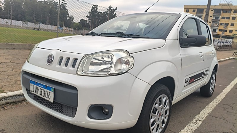 FIAT UNO 1.0 EVO VIVACE 8V FLEX 4P MANUAL 2012/2013 ADRIANO VEÍCULOS CRUZEIRO DO SUL / Carros no Vale