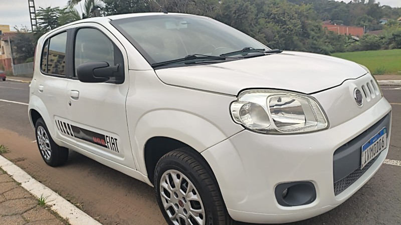 FIAT UNO 1.0 EVO VIVACE 8V FLEX 4P MANUAL 2012/2013 ADRIANO VEÍCULOS CRUZEIRO DO SUL / Carros no Vale