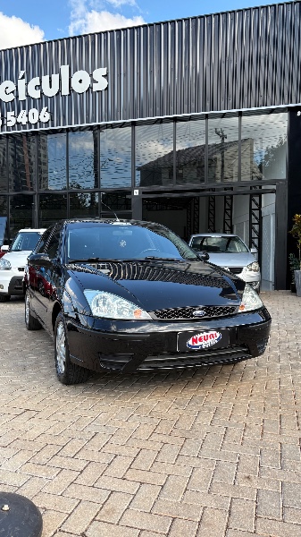 FORD FOCUS SEDAN FOCUS SEDAN 2.0 FLEX 4P AUT. 2004/2004 NEURI VEÍCULOS LAJEADO / Carros no Vale