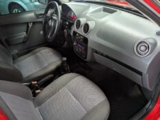 VOLKSWAGEN SAVEIRO 1.6 CE 2005/2006 RICARDO VEÍCULOS TEUTÔNIA / Carros no Vale