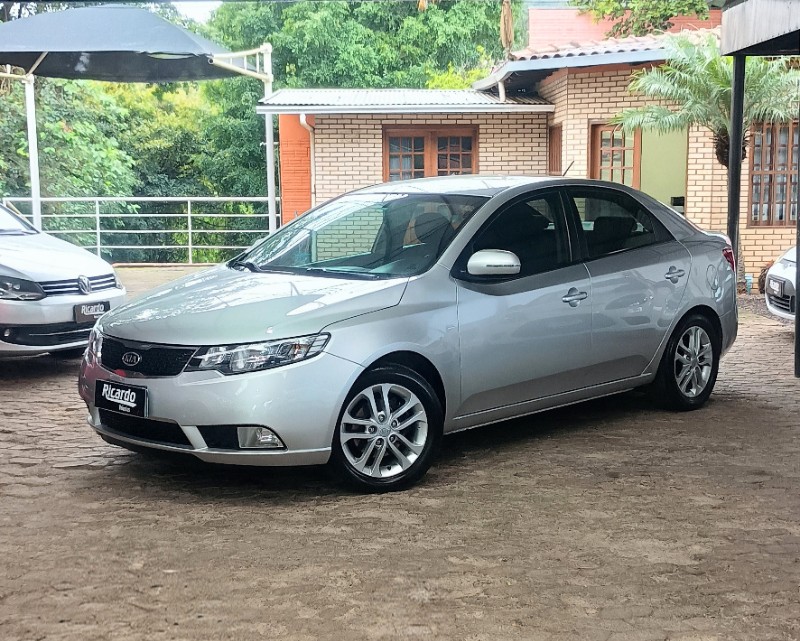 KIA CERATO 1.6 EX3 SEDAN 16V GASOLINA 4P AUTOMÁTICO 2010/2011 RICARDO VEÍCULOS TEUTÔNIA / Carros no Vale