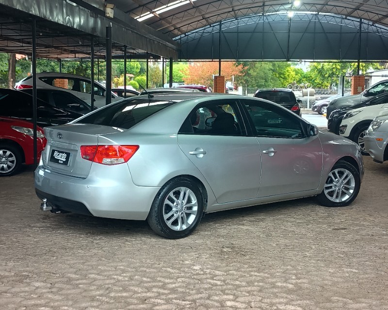 KIA CERATO 1.6 EX3 SEDAN 16V GASOLINA 4P AUTOMÁTICO 2010/2011 RICARDO VEÍCULOS TEUTÔNIA / Carros no Vale