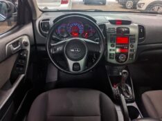 KIA CERATO 1.6 EX3 SEDAN 16V GASOLINA 4P AUTOMÁTICO 2010/2011 RICARDO VEÍCULOS TEUTÔNIA / Carros no Vale