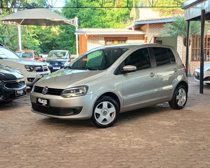 VOLKSWAGEN FOX 1.0 MI TREND 8V 2012/2013 RICARDO VEÍCULOS TEUTÔNIA / Carros no Vale