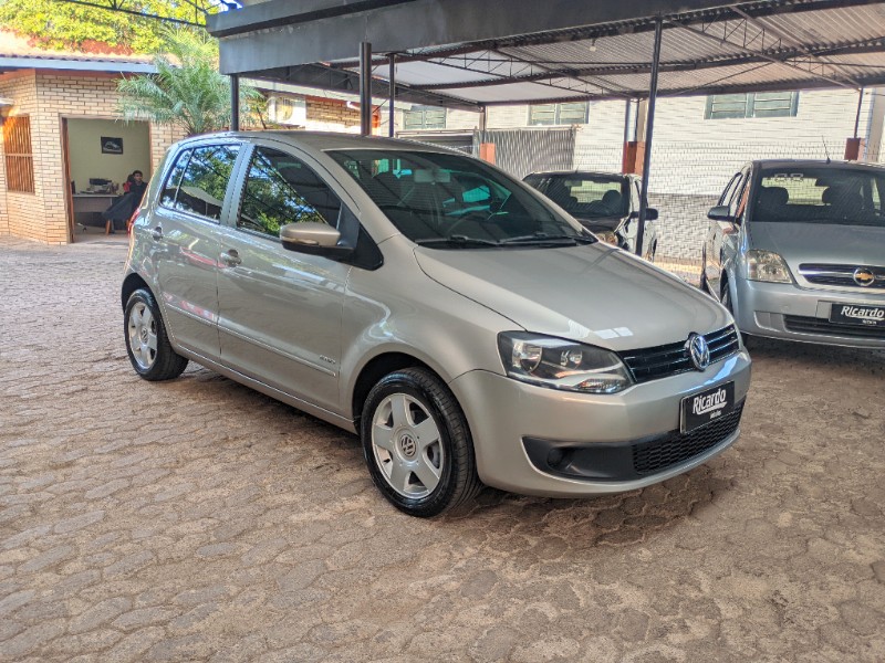 VOLKSWAGEN FOX 1.0 MI TREND 8V 2012/2013 RICARDO VEÍCULOS TEUTÔNIA / Carros no Vale